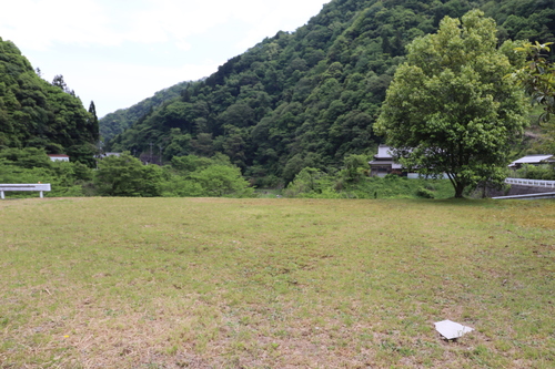 県道からの全貌